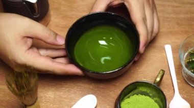 Matcha Latte Tea, Barista kahve dükkanında renkli bir kibrit latte yapıyor..