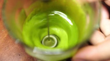 Matcha Yeşil Çay, yeşil çay demlemek için adımları göster..