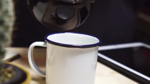 Schwarzer Kaffee Der Eine Tasse Fließt Zusammen Mit Der Bewegung — Stockvideo