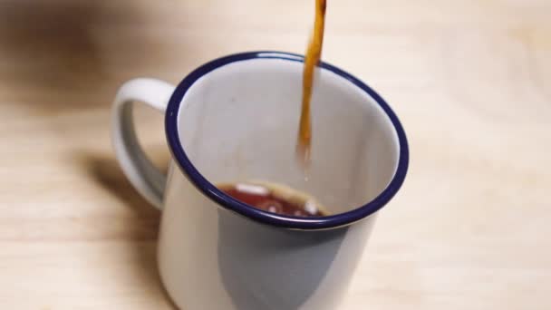 Zwarte Koffie Gieten Een Beker Samen Met Het Verplaatsen Van — Stockvideo