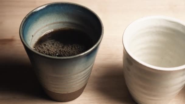 Svart Kaffe Hälla Kopp Tillsammans Med Flytta Kameravinkeln — Stockvideo