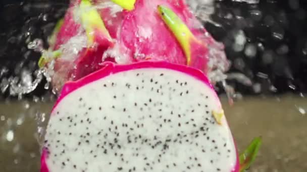 Νερό Splash Στο Dragon Fruit Αλλιώς Pitaya Αργή Κίνηση Γυρίσματα — Αρχείο Βίντεο