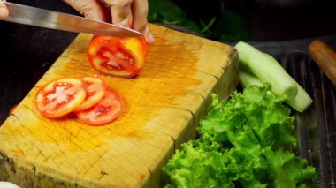 İnce Dilimlenmiş Taze Domates / Ağır çekim yüksek hızlı kamerayla kesiliyor.