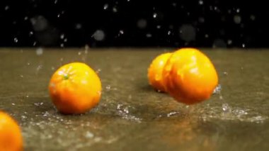 Yıkama Turuncu Meyve Yavaş Hareketi / Su Yüksek hızlı kamerayla çekilen portakalları sıçratır.