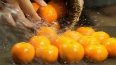 Yıkama Turuncu Meyve Yavaş Hareketi / Su Yüksek hızlı kamerayla çekilen portakalları sıçratır.