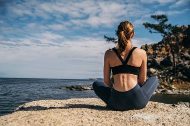 genç kadın dağ gölü yoga uygulamak