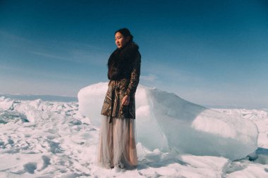 Genç Asyalı güzel kadın gülümseme kış kar kız açık havada beyaz Park yürüyüş içinde