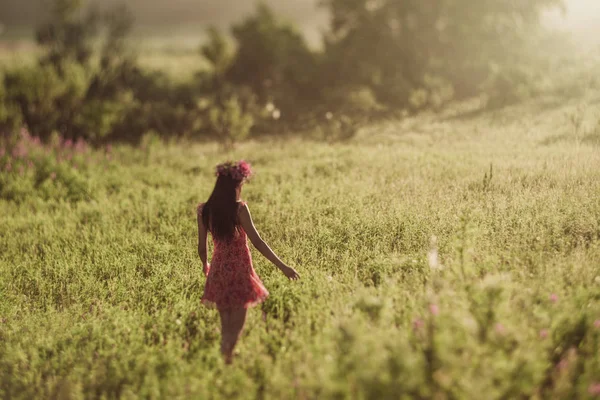 Boldog fiatal nő a koszorú a vadvirágok és a fű. Aranyos lány nyári virágok, Vértes — Stock Fotó