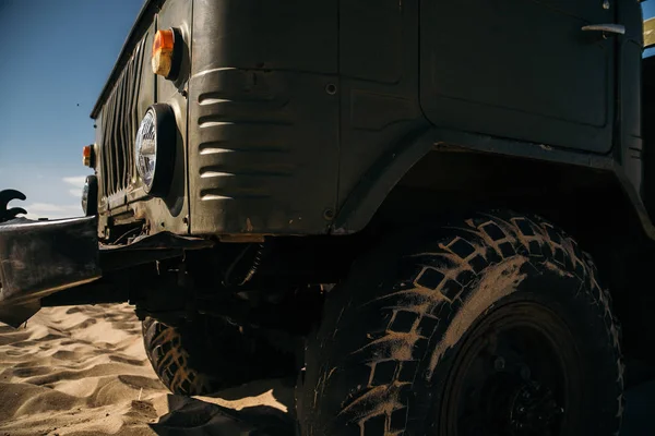 모션 바퀴 타이어와도 바퀴를 통해 사막 먼지에서 모래에가 — 스톡 사진