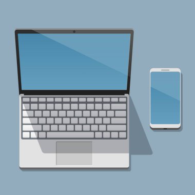 Açık ekran ile çalışan dizüstü bilgisayar