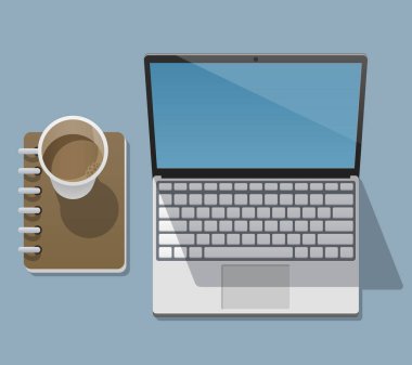 Açık ekran ile çalışan dizüstü bilgisayar