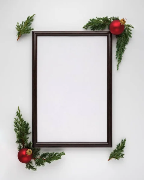 Composição de Natal ou Ano Novo. Moldura com espaço de cópia, galhos de árvore de Natal e bolas de Natal no fundo branco. Colocação plana, vista superior, layout vertical — Fotografia de Stock