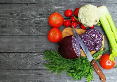 Domates, turp, Yeşiller, karnabahar, kırmızı lahana, kereviz ahşap bir masa üzerinde üzerinde Üstten Görünüm