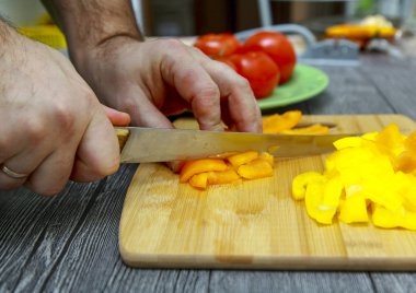 Dolmalık biber closeup erkekler ellerini kes