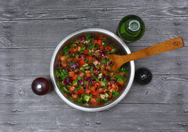 在一张木桌上有一台胡椒粉磨辣椒 一碗沙拉配西红柿 豆芽和青菜 — 图库照片