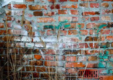 Arka plan eski kırık tuğla duvar kuru ot ile