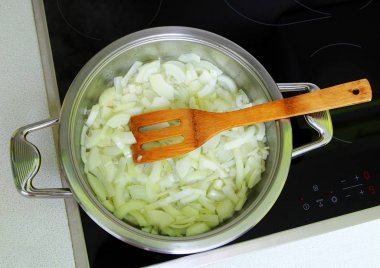 Soğan sebze yağı bir tavada kızartma.