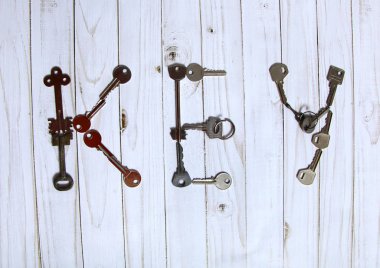 Eski metalik farklı anahtar kelime anahtar şeklinde hafif bir arka plan üzerine koyulur.