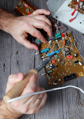 Elektronik ekipman radyo tamir yöneticisinde çalışmalarını