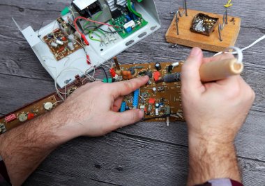 İş, radyo elektronik cihazların tamir ustası