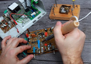 Radyo elektronik cihazlar ve diğer ekipmanları tamir yöneticisinde çalışmalarını