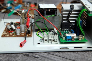 Demonte formu içinde güç kaynağı