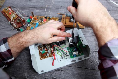 Elektronik Cihaz tamir için master çalışmalarını, zemin tel unscrews