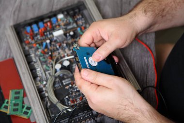Elektronik tamir dükkanları. Usta bloktaki HDD 'yi devre dışı bıraktı..