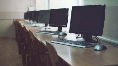 Bilgisayar monitörleri, eğitim odası, fareler ve klavye tabloları