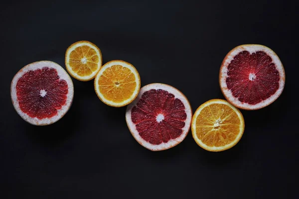 Grapefruits Sinaasappelen Zwarte Achtergrond Segment Vruchten Behang — Stockfoto