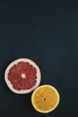 Greyfurt ve portakal meyveler siyah arka plan üzerine. Dilim meyve duvar kağıdı