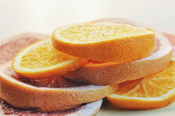 Skivor Frukt Bordet Frukt Tower Grapefrukt Och Apelsiner Vit Bakgrund — Stockfoto