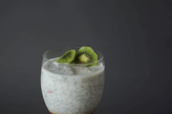 Budino di chia sano in un bicchiere con kiwi fresco e marmellata di fragole — Foto Stock