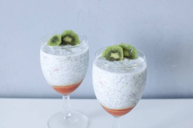 Taze kivi ve ballı sağlıklı chia pudingi.