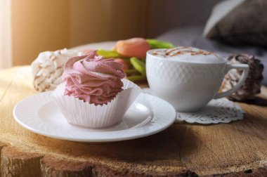 Ev yapımı marshmallow zephyr ve bir fincan kahve.