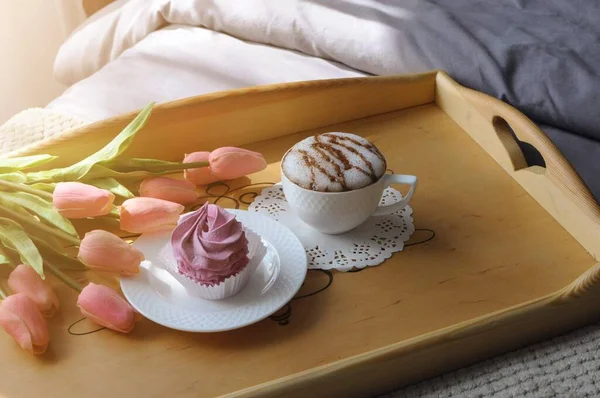 Ev yapımı marshmallow zephyr ve bir fincan kahve.