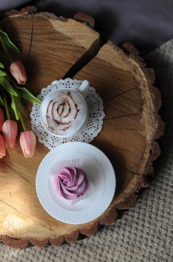 Ev yapımı marshmallow zephyr ve bir fincan kahve.