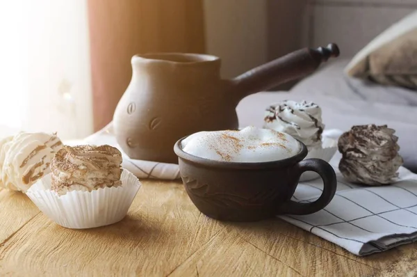 Zéfiro de marshmallow caseiro com xícara de barro de café — Fotografia de Stock