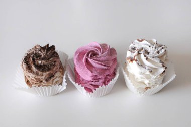 Beyaz arka planda ev yapımı lokum çileği zephyr.