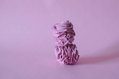Pembe arka planda ev yapımı böğürtlen ezmesi.