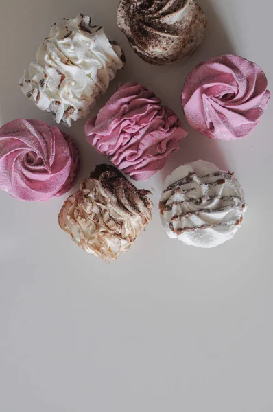 Grupo de marshmallow berry zephyr caseiro no fundo branco — Fotografia de Stock