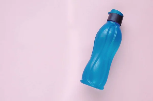 Eco botella de color azul clásico. Herramienta para fitness . — Foto de Stock