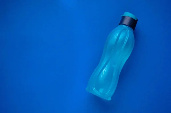 Eco fles klassieke blauwe kleur. Gereedschap voor fitness. — Stockfoto