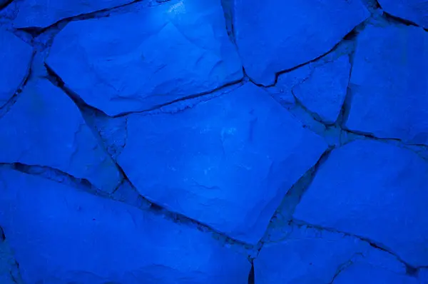 Kleur van het jaar 2020 klassieke blauwe achtergrond van rotsen muur — Stockfoto