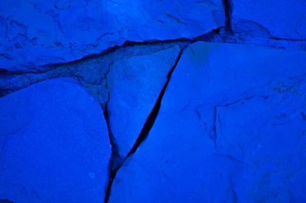 Kleur van het jaar 2020 klassieke blauwe achtergrond van rotsen muur — Stockfoto