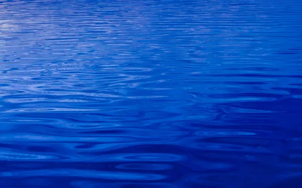 Fondo de textura de agua. Clásico color azul del año 2020 agua del lago — Foto de Stock