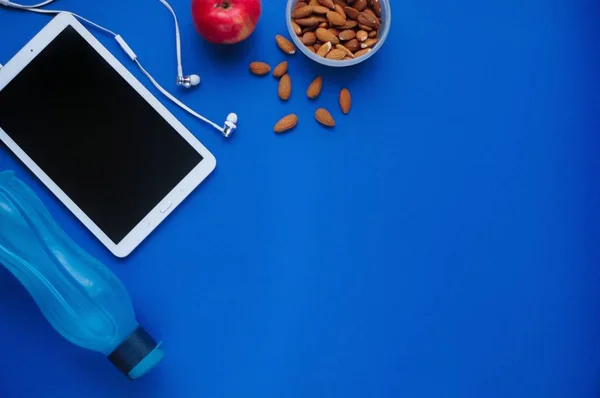 Klasik mavi arka planda fitness için araçlar. Sağlıklı bir yaşam tarzının özellikleri