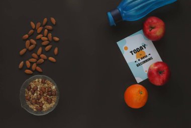 Sağlıklı bir hayata başlayın: kahverengi arka planda motivasyon kartı olan atıştırmalıklar. 