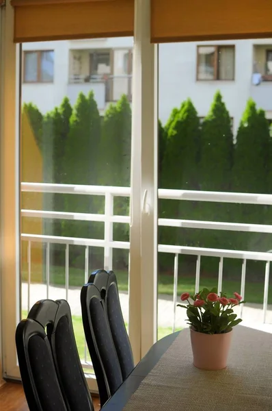 Przytulne, nowoczesne minimalistyczne wnętrze. Jadalnia z oknami panoramicznymi — Zdjęcie stockowe