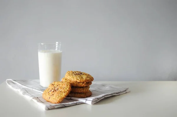 Montón de galletas de avena hechas a mano con vaso de leche —  Fotos de Stock